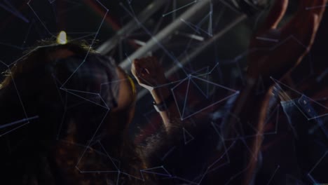 animación de conexiones sobre las manos de diversas personas en concierto