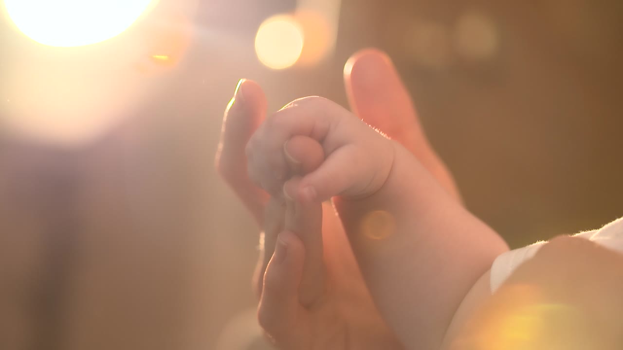 아기의 손을 잡고 어머니