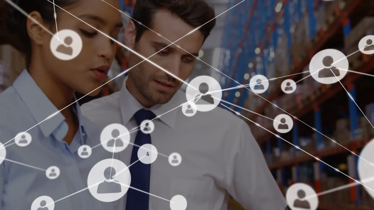 animación de la red de conexiones con las personas iconos sobre diversas personas que trabajan en el almacén