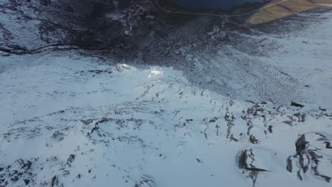 sumergirse en una cara vertical en el norte de noruega revelando el frío fiordo debajo