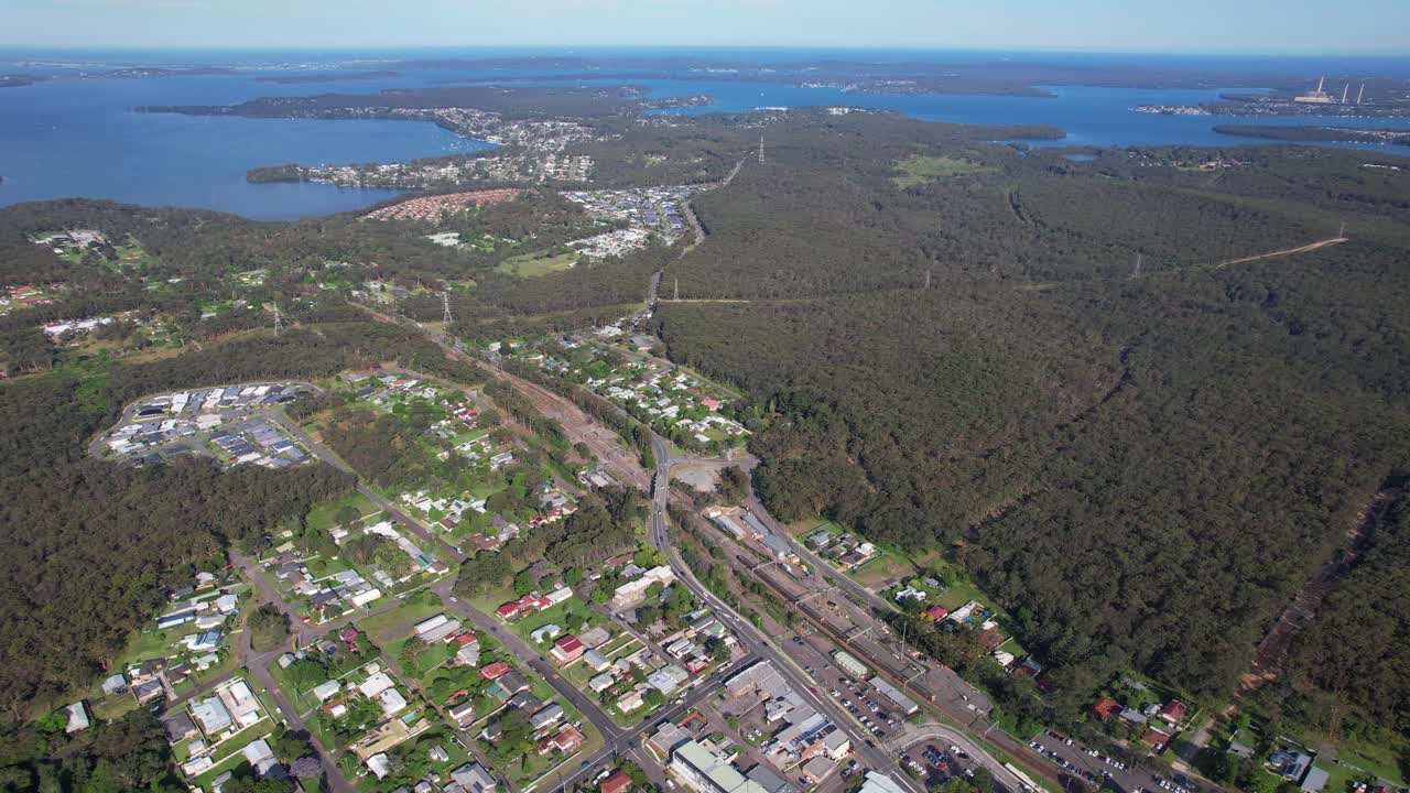 기차역 과 해안 풍경 을 가진 교외 도시 의 공중 풍경