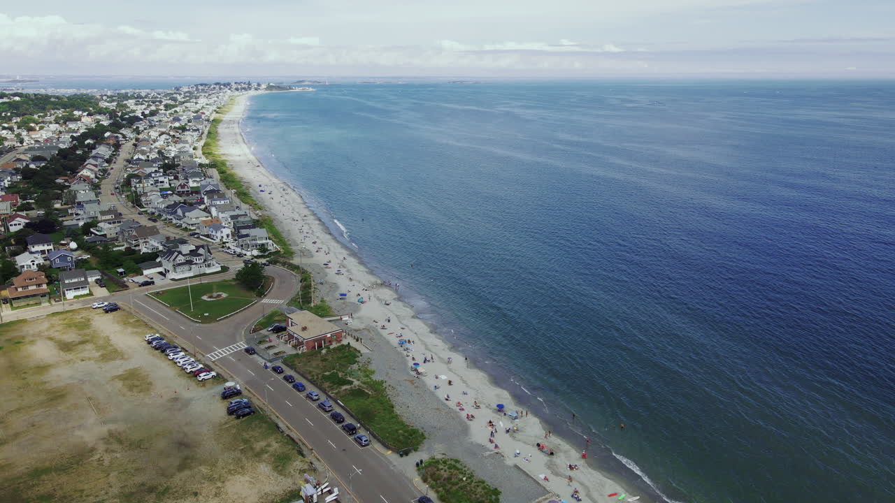 аэрофотосъемка пляжной зоны, видны большие расстояния береговой линии