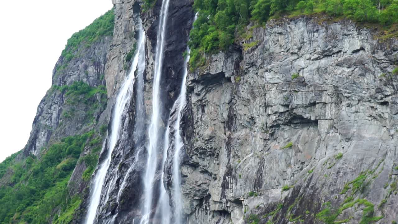 famosa cascada de siete hermanas en el fiordo de geiranger, en noruega, vista desde un crucero, cerca de muchas cascadas salvajes en rápido movimiento, tiro inclinado a cámara lenta