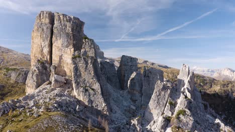 hermoso primer plano de la formación rocosa de cinque torri en las montañas dolomitas de italia