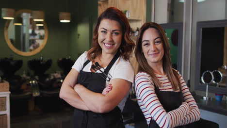 retrato de dos peluqueras sonriendo en el salón de peluquería