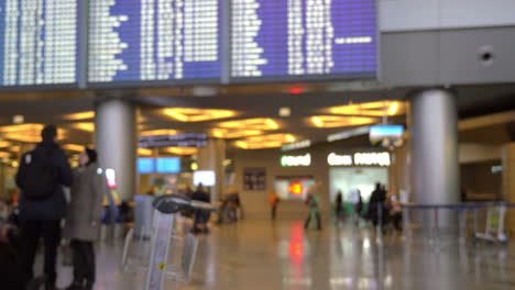 Gente-Caminando-En-El-Hall-Del-Aeropuerto