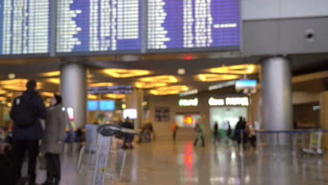personas caminando en el pasillo del aeropuerto