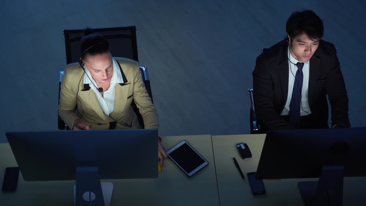 24시간 고객 서비스를 제공하기 위해 콜센터의 과  비디오, 콜센터 직원들도 서비스를 제공할 의향이 있습니다.