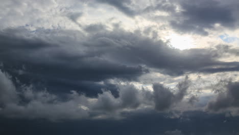 Dramatischer-4K-Zeitraffer-Von-Abendwolken,-Die-Sich-über-Den-Himmel-Und-Auf-Die-Kamera-Zubewegen-Und-Den-Eindruck-Erwecken,-Als-Würden-Sie-Durch-Die-Luft-Reisen