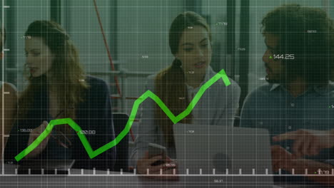 animación del procesamiento de datos estadísticos sobre hombres y mujeres diversos discutiendo sobre computadora portátil en la oficina