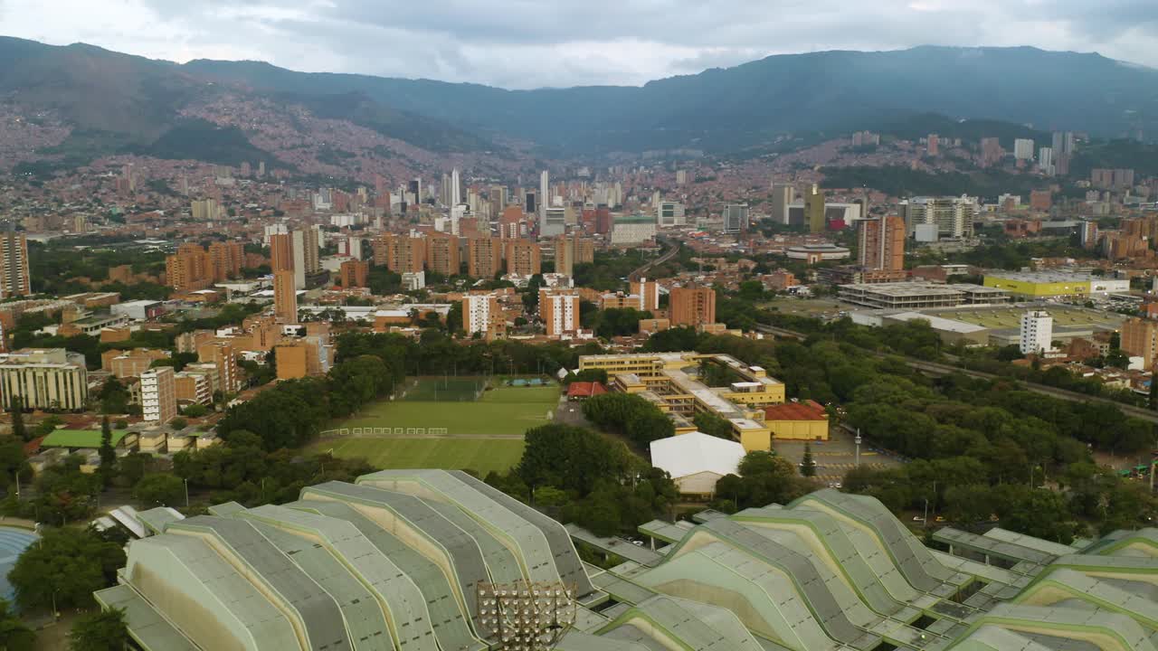 Stopniowy najazd kamery w stronę centrum Medellin, Kolumbia, w pochmurny dzień