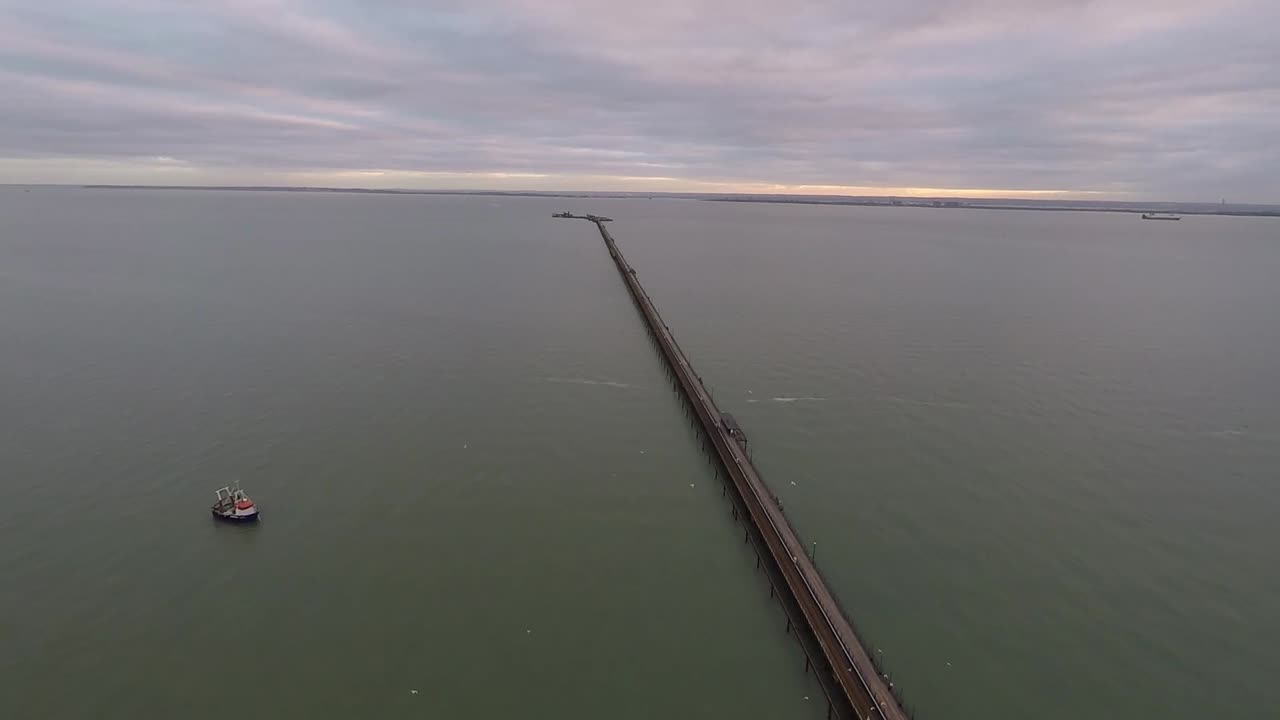 uk-1로 해변 마을 위를 날다