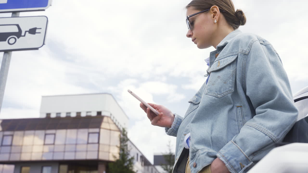 joven rubia al aire libre