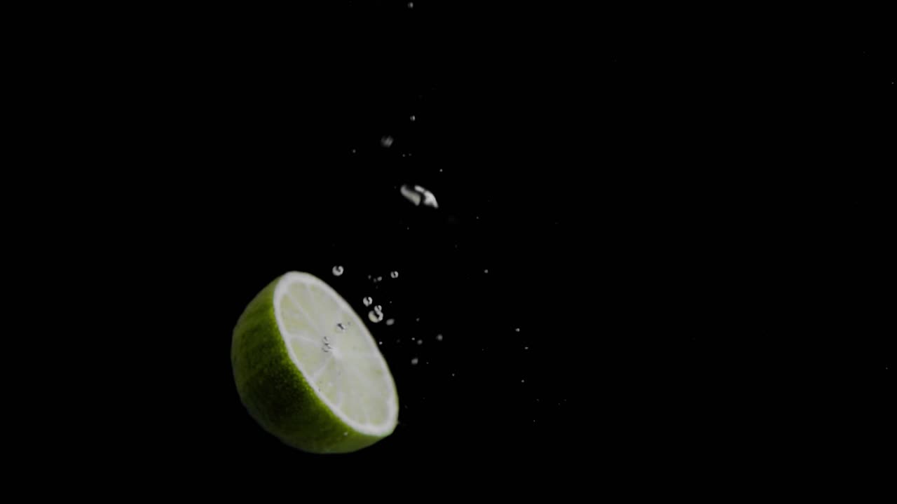 cal cayendo al agua en cámara superlenta, fondo negro, muchas burbujas de aire, 4k240fps