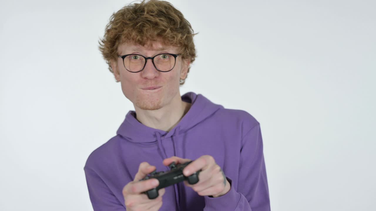 giovane dai capelli rossi che gioca a videogiochi, sullo sfondo bianco