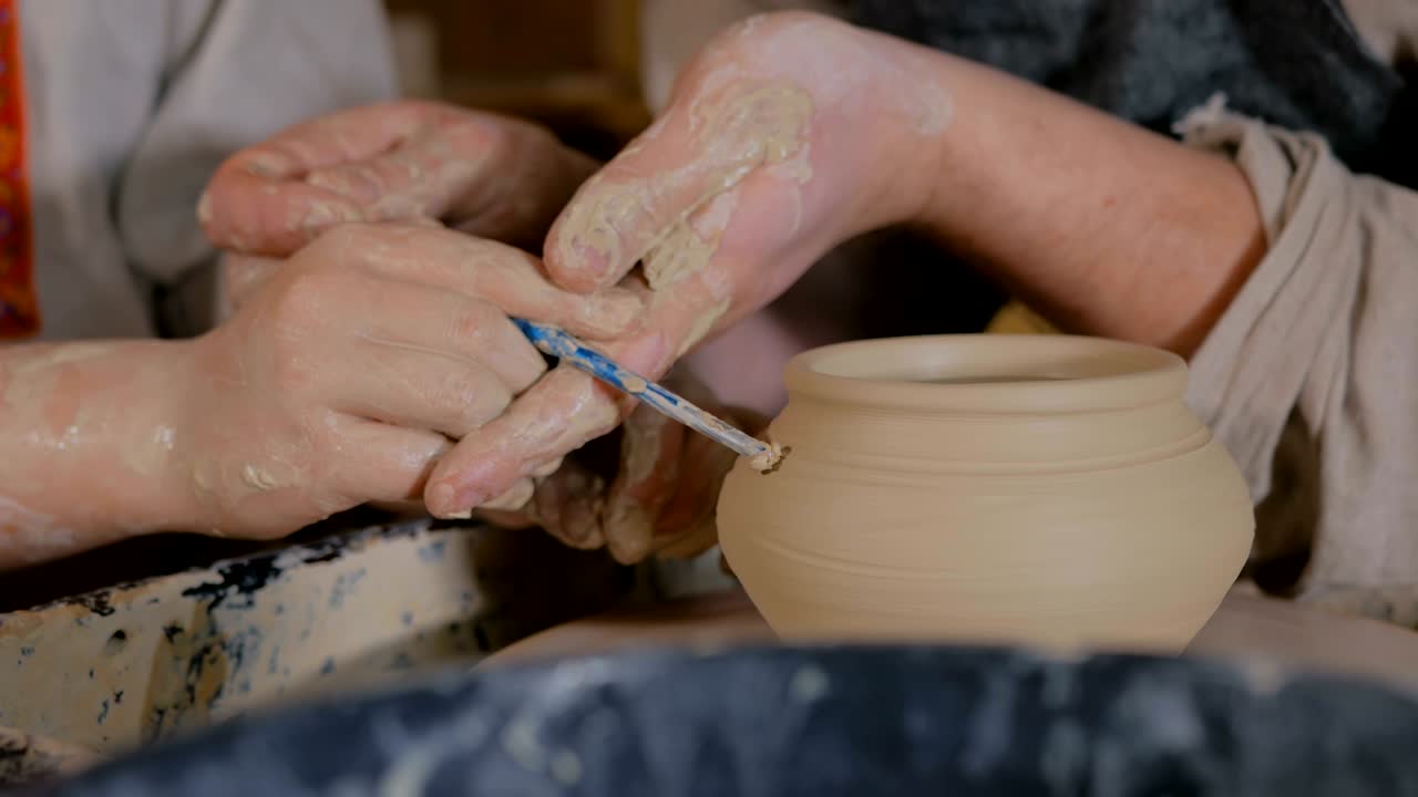 alfarero mostrando cómo trabajar con cerámica en el estudio de cerámica