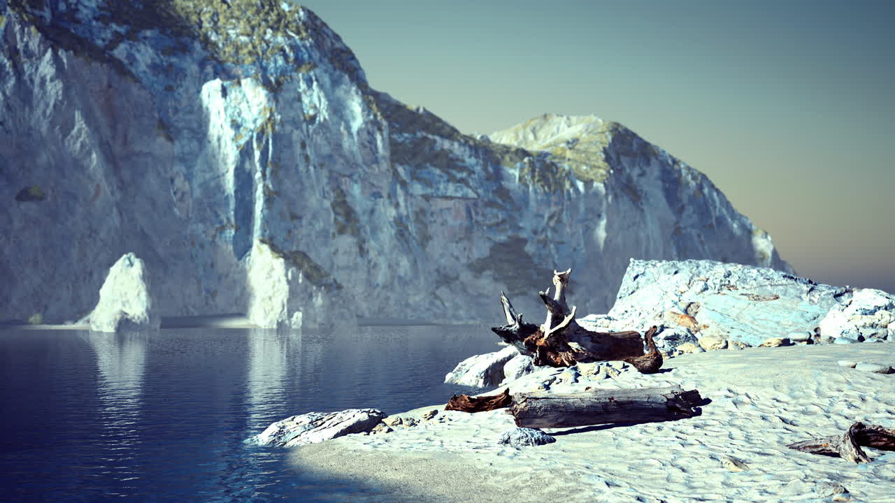 해가 지는 동안 절벽과 평온한 물이 있는 평온한 해안 풍경