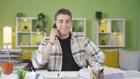 Hombre-Trabajador-Hablando-Por-Teléfono-En-La-Oficina-Del-Hogar.