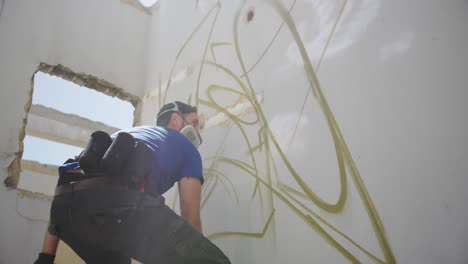 artista de graffiti pintando con spray de aerosol 4k