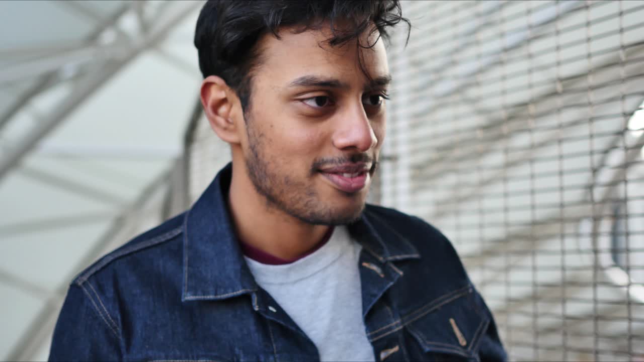 primer plano de un chico hablando de manera convincente a alguien fuera de marco