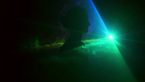 imagen de una niña en un fondo claro de diferentes colores moviéndose en la oscuridad. el humo llena el triángulo con la cabeza de la niña.