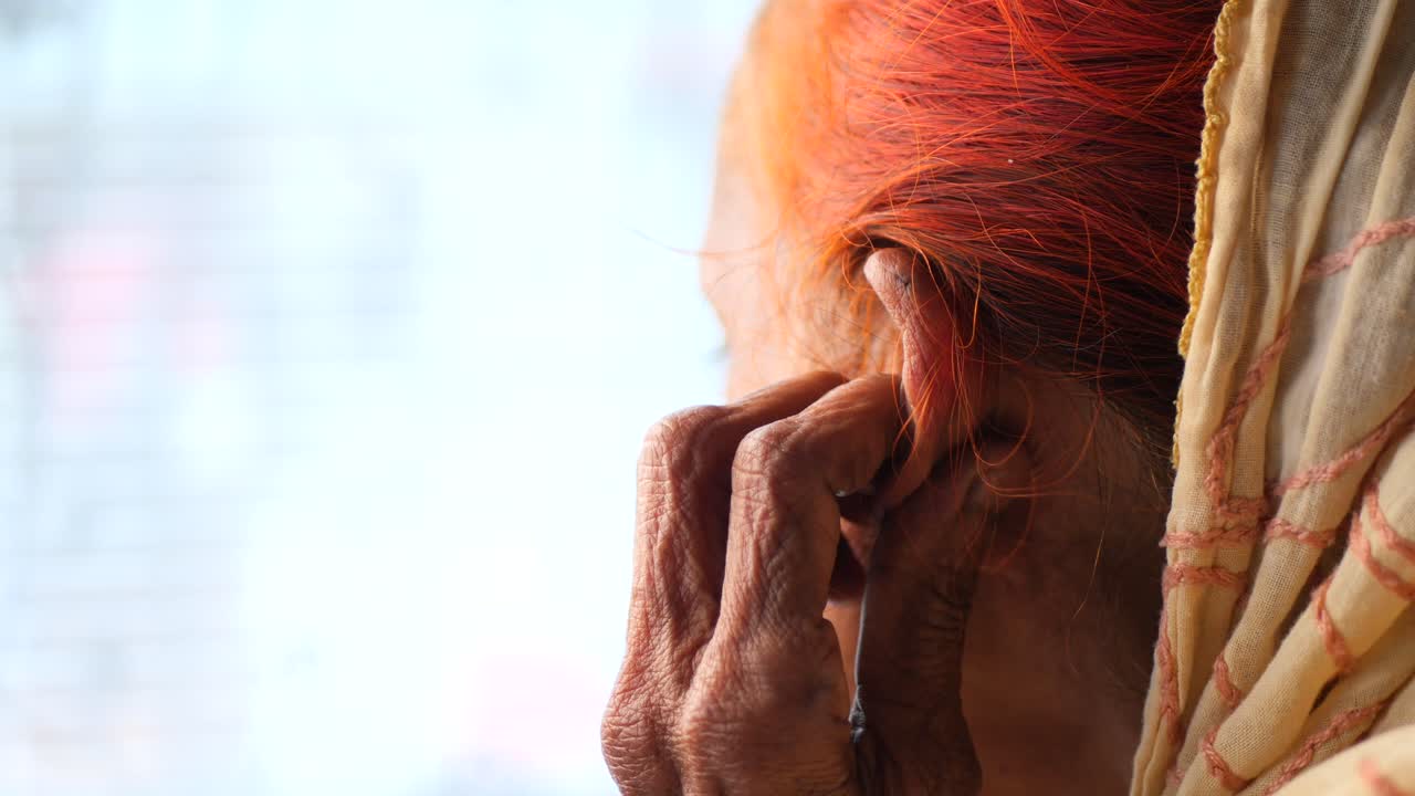 Primo piano delle mani e dei capelli di una donna anziana
