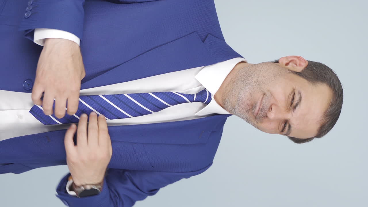 거만한 사업가의 수직 비디오.