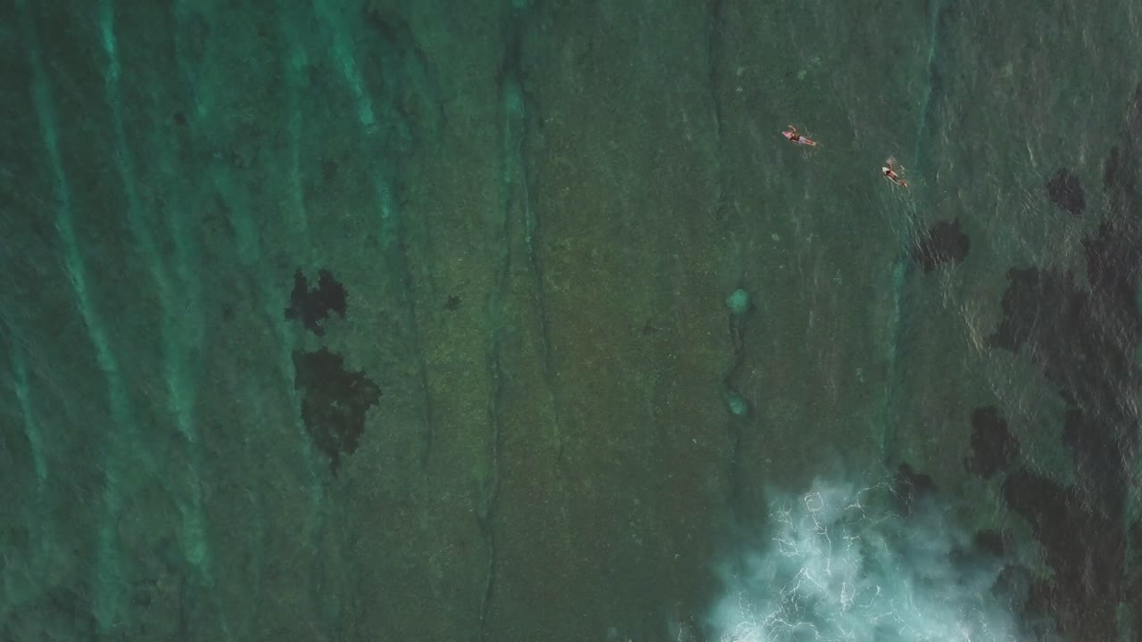 Vista dall'alto di surfisti a Pantai Seger a Kuta, Lombok