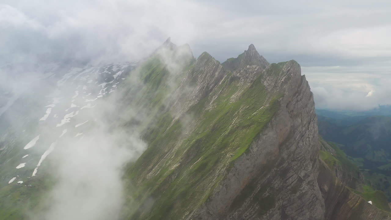 revelando un disparo de un dron que comienza en las nubes y luego aparece altenalp turm