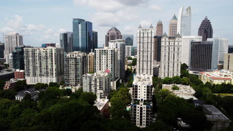 Drone-fly-over-Atlanta-Georgia-skyline-at-Piedmont-park