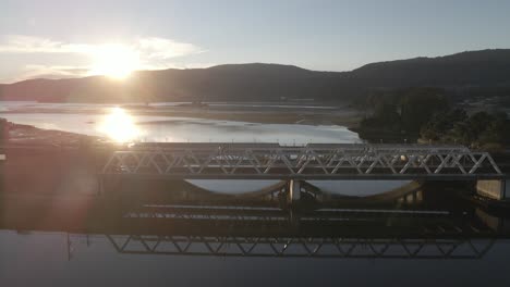 Toma-De-Reenvío-De-Drones-Aéreos-Sobre-El-Puente-Medieval-Llamado-Sampaio-En-El-Río-Verdugo-Ubicado-En-La-Ciudad-De-Arcade,-Pontevedra,-Galicia,-España-Al-Amanecer