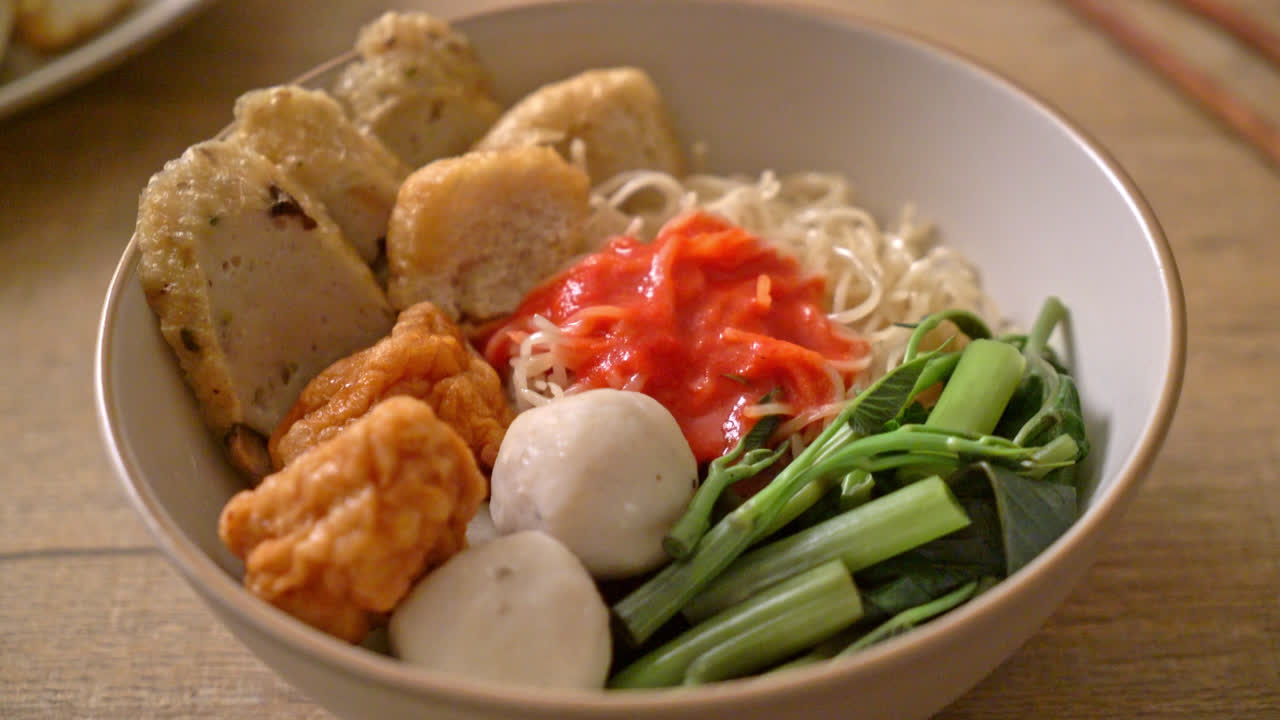 핑크 소스에 생선 볼과 새우 볼을 곁들인 달걀 국수, 엔 타 4 또는 엔 타 포 - 아시아 음식 스타일