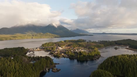 pueblo y comunidad de las primeras naciones costeras en la costa oeste de la columbia británica, canadá