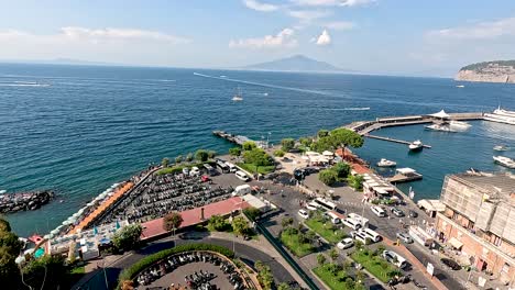 vista aérea del pintoresco puerto de sorrento