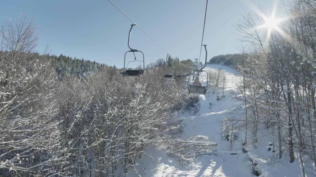 느린 동작 pov view 타기 스키 리프트 이 겨울 눈 하루 스키 리조트