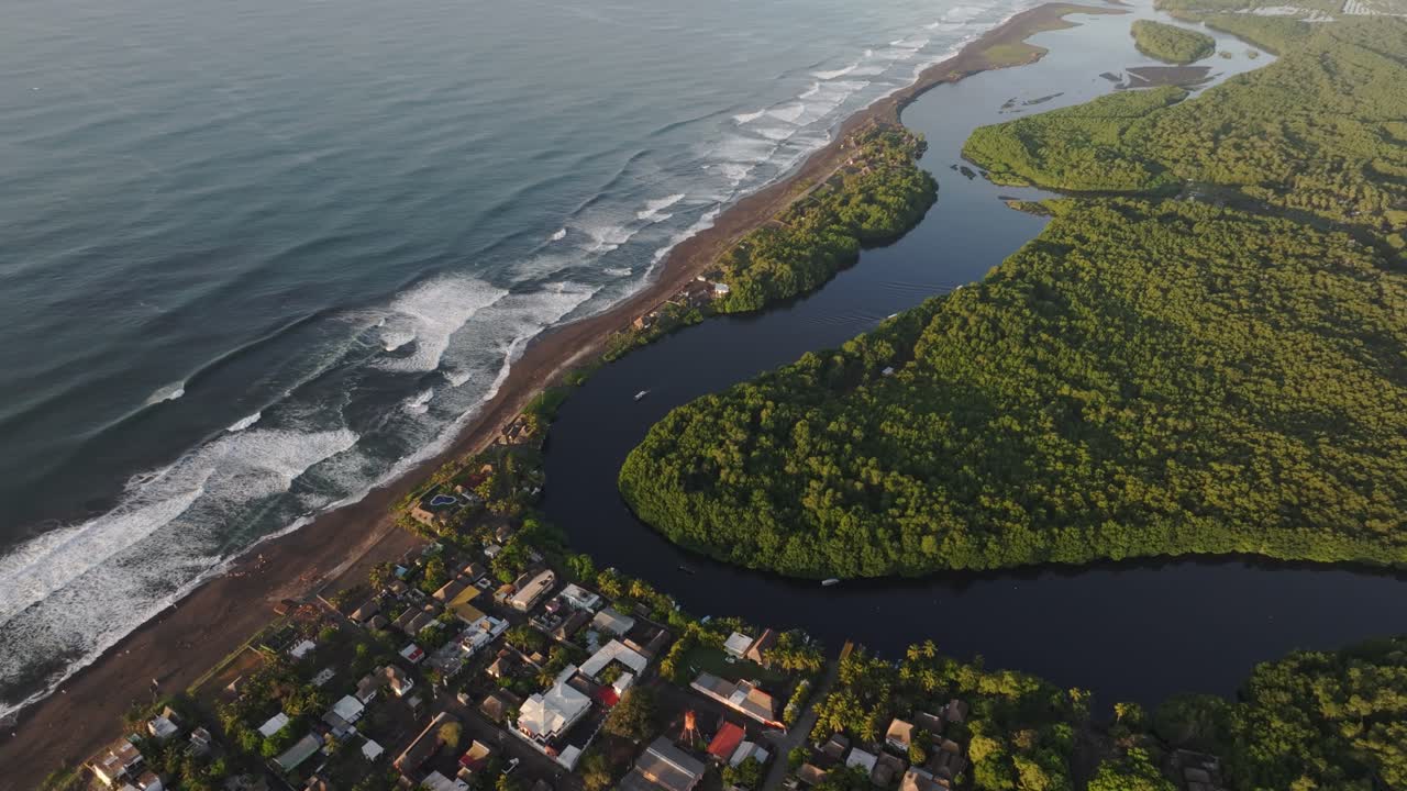 vista aérea de los manglares en el pueblo de surf el paredon en guatemala
