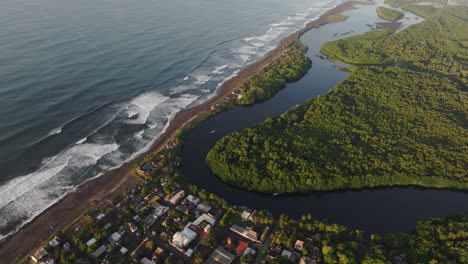 Vista-Aérea-De-Los-Manglares-En-El-Pueblo-De-Surf-De-El-Paredón-En-Guatemala.