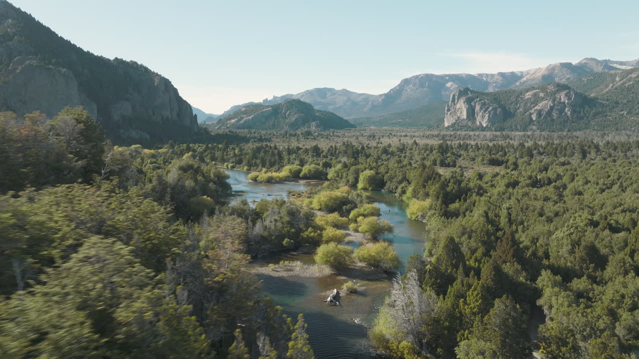 Incredibile ripresa aerea in sorvolo che mostra il paesaggio della Patagonia in Argentina