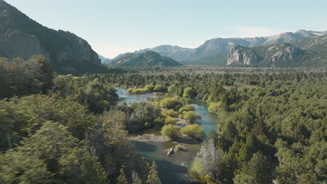 increíble toma aérea sobrevolando el paisaje de la patagonia en argentina