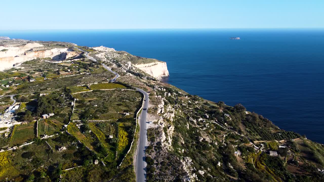 몰타 해안의 숨가 ⁇ 는 절벽 위를 날아다니며 이 놀라운 공중 드론 영상으로