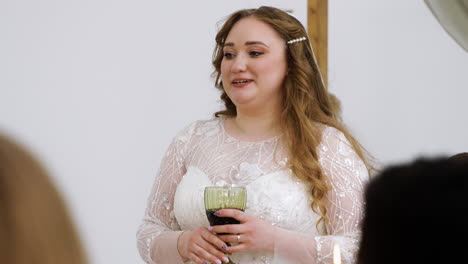 bride giving a speech on the banquet