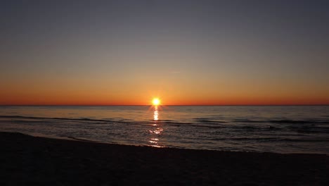 Puesta-De-Sol-Sobre-El-Mar-Báltico-Y-Hermoso-Rayo-De-Sol