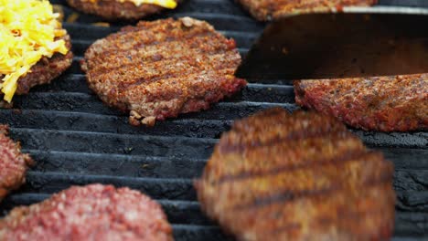 Hamburguesas-Imposibles-Basadas-En-Plantas-De-Barbacoa-En-Una-Parrilla-Eléctrica-Semiprimer-Plano-Panorámica-Sobre-Una-Espátula-Volteada-Y-Hamburguesas-Condimentadas-Marrones-A-La-Parrilla---En-El-Cine-4k