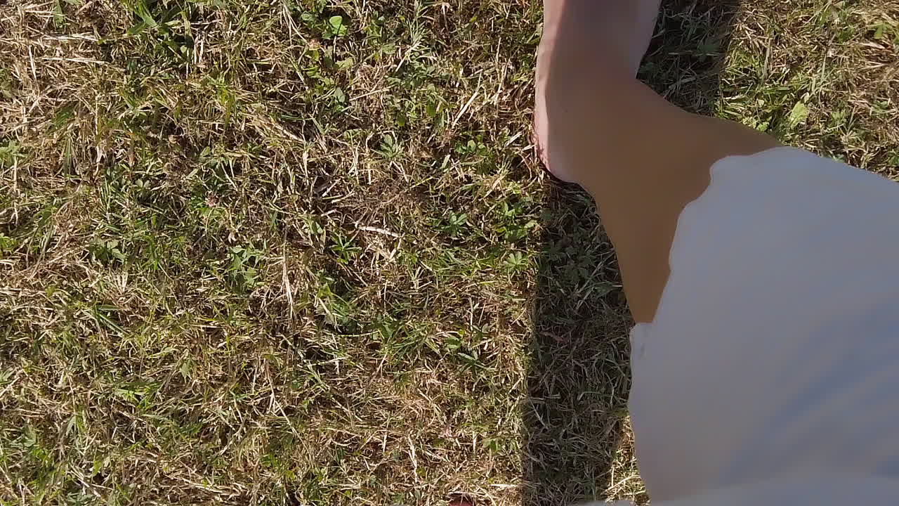 slowmotion, pov보기, 버뮤다 반바지를 입은 남자와 맨발로 마른 잔디를 걷는 남자