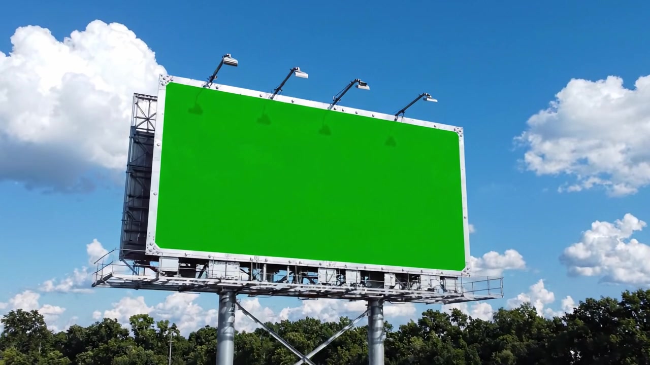 En markant grøn billboard under en lys himmel, der viser potentialet for kreativ reklame og opmærksomhedsskabende kampagner i udendørs omgivelser.