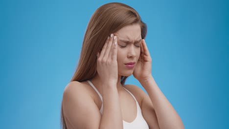mujer que sufre de dolor de cabeza