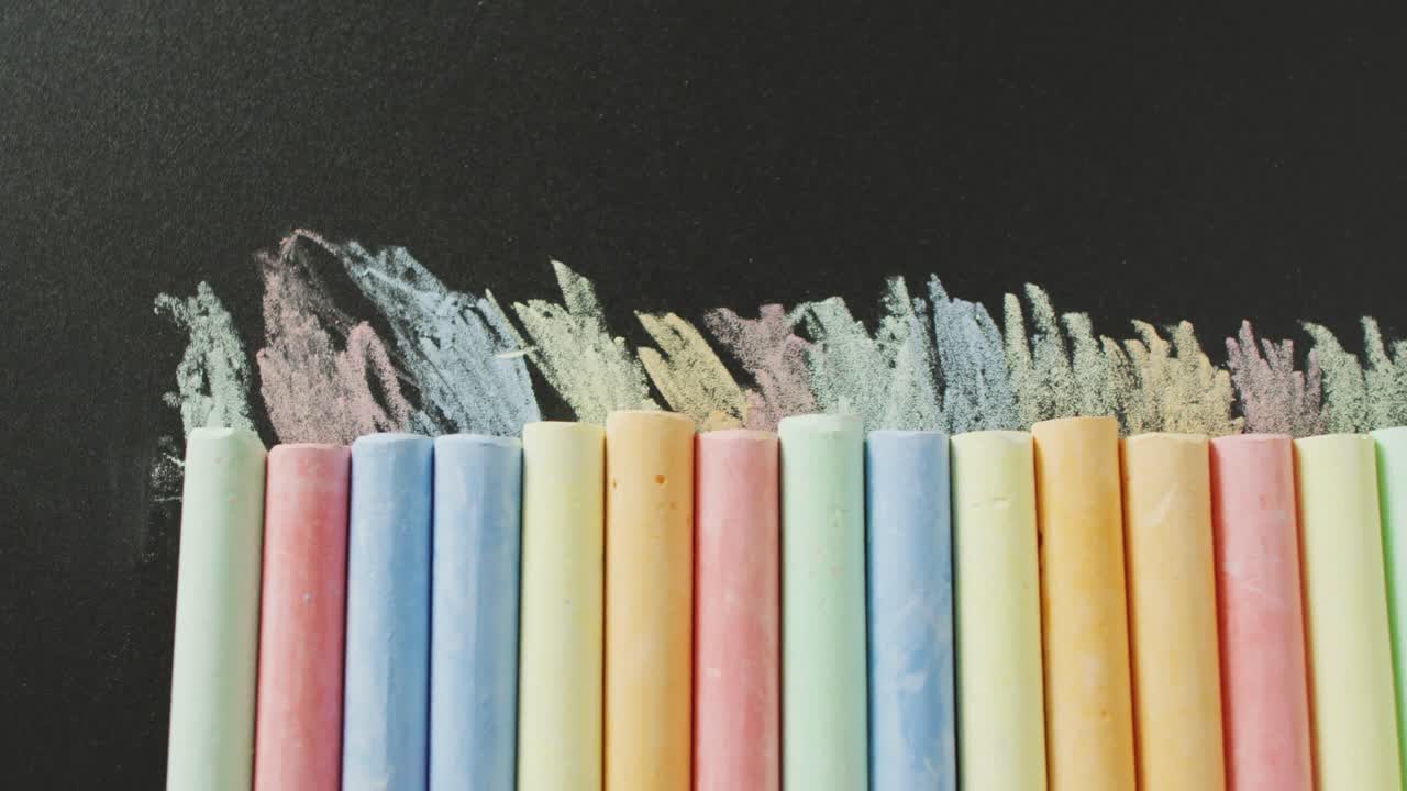 뒷면에 다채로운 파스텔로 구성된 비디오