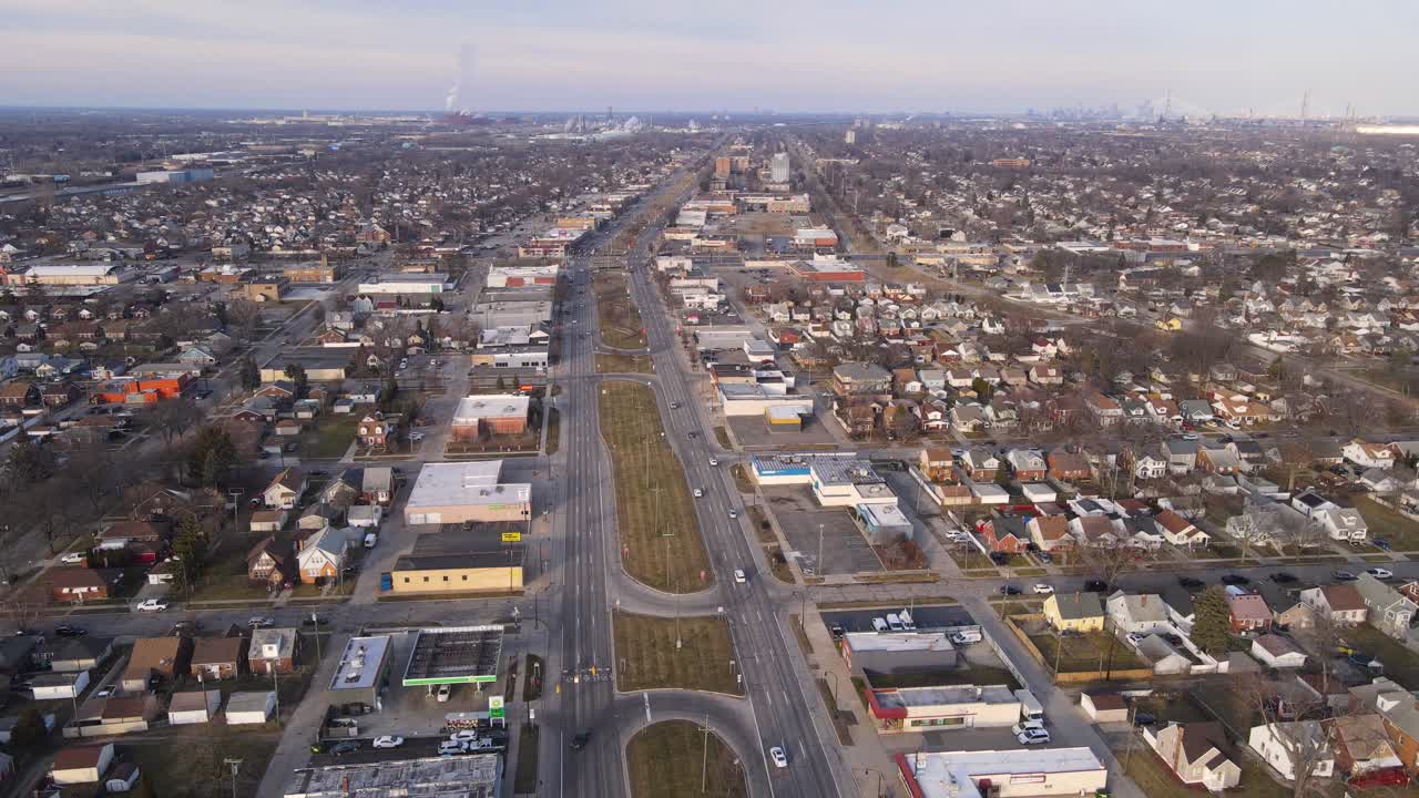 Traffico su Fort Street a Lincoln Park, Michigan, USA - vista dall'alto.