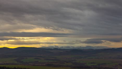 Lapso-De-Tiempo-Panorámico-De-Las-Montañas-Karkonosze,-Durante-Una-Puesta-De-Sol-Nublada