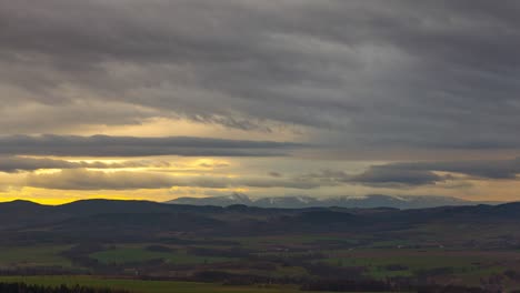 lapso de tiempo panorámico de las montañas karkonosze, durante una puesta de sol nublada